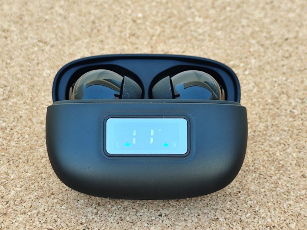 キャンドゥ「LEDディスプレイワイヤレスイヤホン」